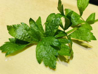 7、凉拌猪肚丝,芹菜洗净，用凉白开冲一下；