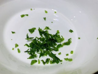 8、凉拌猪肚丝,切沫；