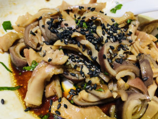 13、凉拌猪肚丝,撒芝麻；