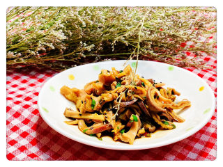 14、凉拌猪肚丝,搅拌均匀，装盘；