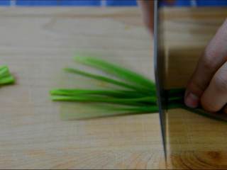 2、来一份下饭又下酒的酱爆香螺，勾住吃货们的胃,葱切成段。