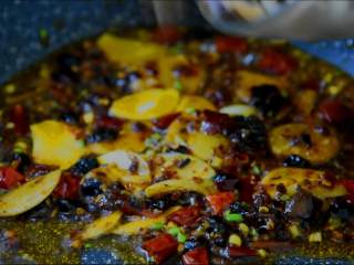 4、来一份下饭又下酒的酱爆香螺，勾住吃货们的胃,热锅冷油，放入蒜片、干辣椒、葱白、豆瓣酱、豆豉酱炒出红油。