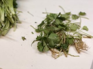 2、椒麻香菜干丝,去蒂去老叶