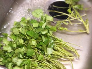 3、椒麻香菜干丝,清洗干净