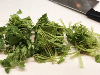 8、椒麻香菜干丝,洗净沥干水分后切成小段