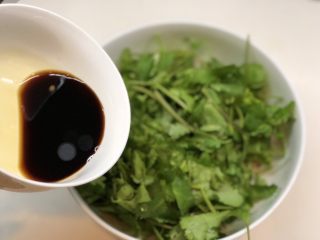 12、椒麻香菜干丝,加入香菜豆干丝中