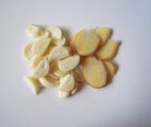 4、【酱香浓郁的酱黄瓜】媲美中华老字号的什锦酱菜,生姜和大蒜都切成薄薄的片