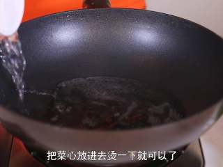 1、白灼菜心,首先在锅中加入适量的水，待水烧开；