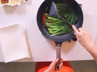 2、白灼菜心,水烧开后，将菜心和辣椒放进去焯水；