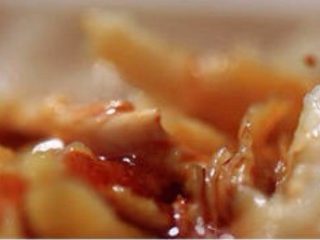 6、天生吃货秘制凤爪,在容器里,倒入适量的两种泡椒里的汁儿和七八棵小米泡椒,再将鸡爪完全浸入,用糖(较多)、盐、酱油(味极鲜)、白醋、米醋、料酒调味,最后再放入切成寸断的两种辣椒,盖盖泡制12小时即可。