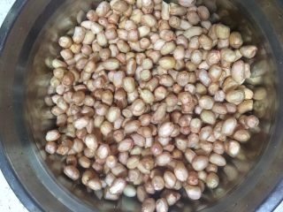 2、重庆多味花生,冲洗后用清水浸泡