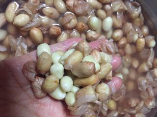 3、重庆多味花生,花生冲洗后，用水浸泡半小时左右，能较轻松去皮的状态