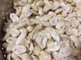5、重庆多味花生,花生粒分为两瓣，沥干水分