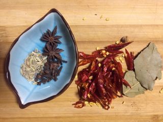 6、重庆多味花生,准备香料，干辣椒切条