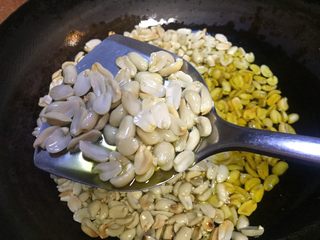 7、重庆多味花生,锅里倒入较多的玉米油，油温两层放入花生粒