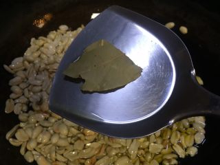 9、重庆多味花生,放入香叶