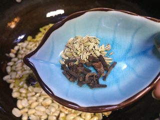 10、重庆多味花生,放入茴香丁香