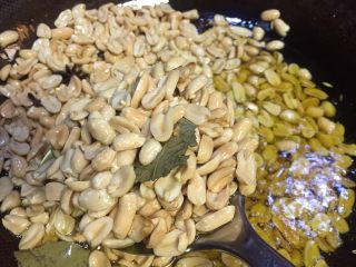 11、重庆多味花生,耐心用小火油酥，煸炒，花生粒慢慢起色