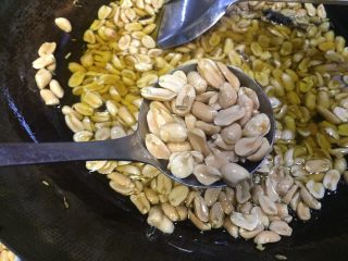 12、重庆多味花生,起色后不停翻炒，注意不要糊了