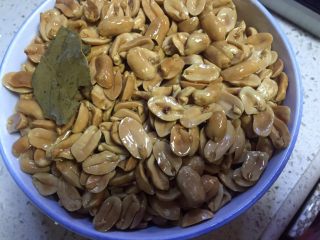 13、重庆多味花生,花生粒水分煸炒干，花生粒变得轻盈，沥干去油