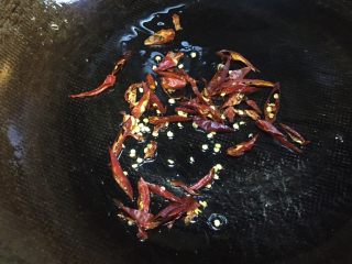 14、重庆多味花生,锅里无需放油，放入辣椒条小火煸炒