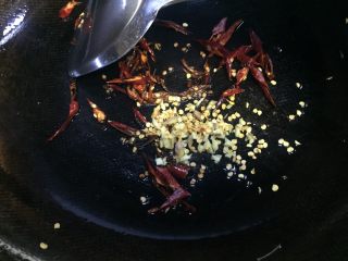 16、重庆多味花生,放入锅里一起炒香