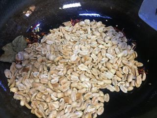 17、重庆多味花生,此时小火，放入花生粒一起炒