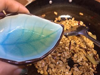 18、重庆多味花生,倒入白酒炒均匀