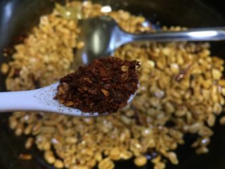 19、重庆多味花生,放入辣椒面