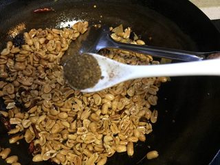 20、重庆多味花生,放入五香粉