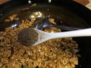 21、重庆多味花生,放入花椒面