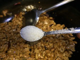 22、重庆多味花生,放入白糖