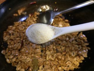 23、重庆多味花生,放入适量盐