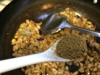 24、重庆多味花生,放入孜然粉