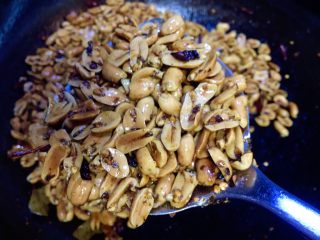 25、重庆多味花生,反复耐心炒匀，香味早就弥漫开来，已经忍不住吃了好几颗了