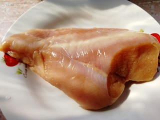 1、手撕鸡胸肉,新鲜的鸡胸肉冷水泡10分钟，冲洗干净。