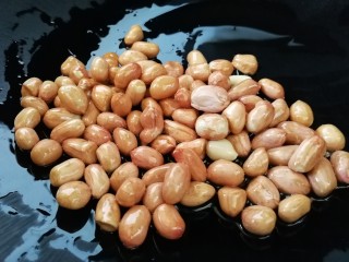 3、手撕鸡胸肉,冷锅冷油，放入花生米翻拌均匀。然后开火，小火翻炒花生米1分钟。