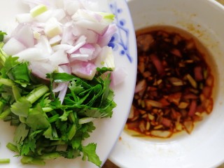 18、手撕鸡胸肉,把香菜和剩下的半个小毛葱放入料汁。