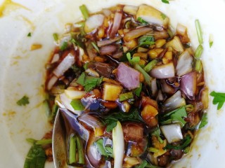 19、手撕鸡胸肉,拌匀。