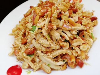 21、手撕鸡胸肉,盛盘，撒上花生碎和白芝麻。