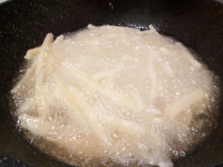 5、炝薯条,放少量土豆条,大火炸,刚放下去时不要翻,