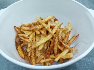 7、炝薯条,炸成金黄色捞出控油