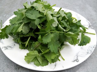 8、炝薯条,香菜切成小段