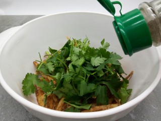 9、炝薯条,加入切好的香菜段(喜欢吃香菜的可以多放一点)加一勺椒盐