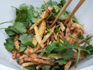 13、炝薯条,用筷子拌匀就可以了