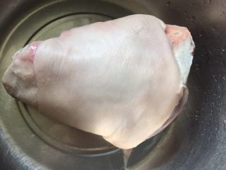 1、夏日凉菜—白切猪肘,准备猪肘一个，杂毛处理干净并清洗备用