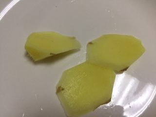 2、夏日凉菜—白切猪肘,生姜切片