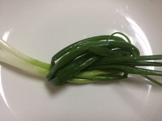 3、夏日凉菜—白切猪肘,准备适量的葱，大葱为佳