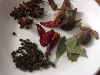 4、夏日凉菜—白切猪肘,准备适量的大料，一般有：草果，八角，山奈，桂皮，香叶，花椒，辣椒，良姜，香砂，玉果等