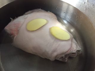 6、夏日凉菜—白切猪肘,放入生姜片